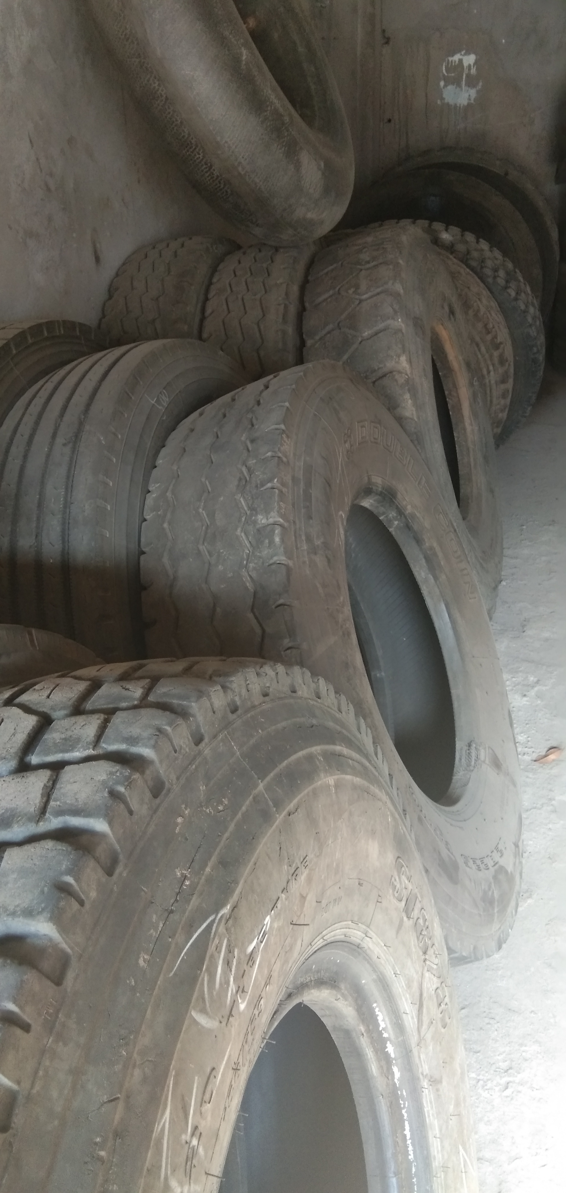 69 信息 69 二手市场 69 本店长期大量收售各种型号的货车轮胎